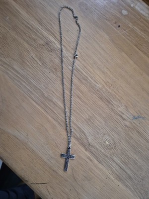 Silberkette mit einem Kreuzanhänger