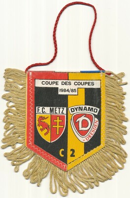 Fanion Wimpel 10×9 Cm – FC Metz Vs Dynamo Dresden – Coupe Des Coupes 1985 – Rare