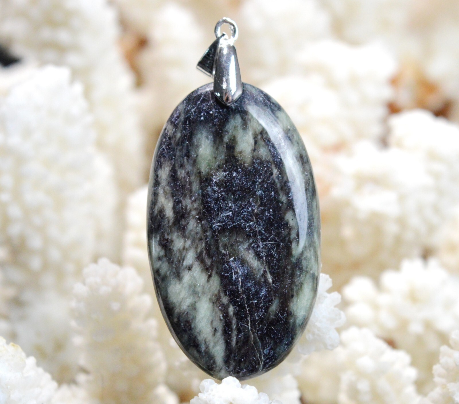 Séraphinite et kämmerérite pendentif prestige 67 cts, gemmes rares polies pour haute joaillerie