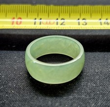 Jade- Ring, D. 19 mm. Breit 8 mm. Hellgrün. ...