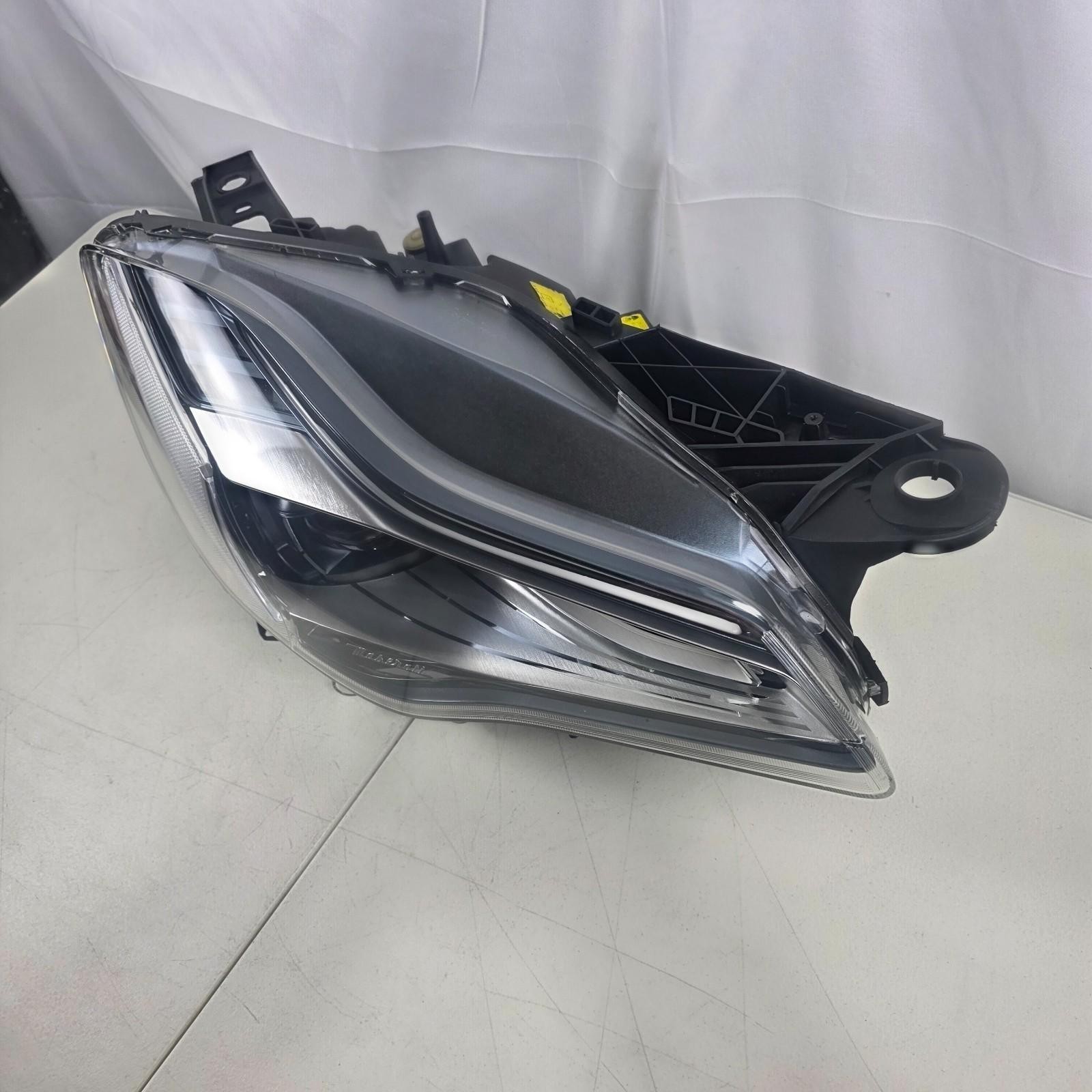 Maserati Quattroporte Right Headlight P/N 670100614