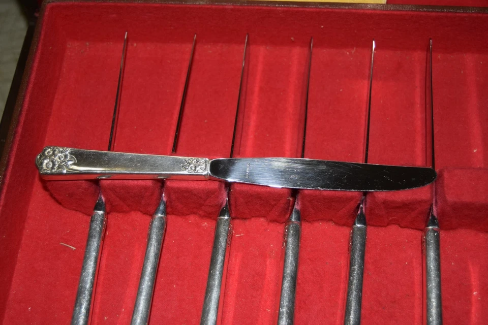 WM ROGERS INTERNATIONAL «АПРЕЛЬ» 59 ШТ. ОБЕДЕННЫЙ НАБОР СТОЛОВОЕ СЕРЕБРО с чехлом - Изображение 4 из 4