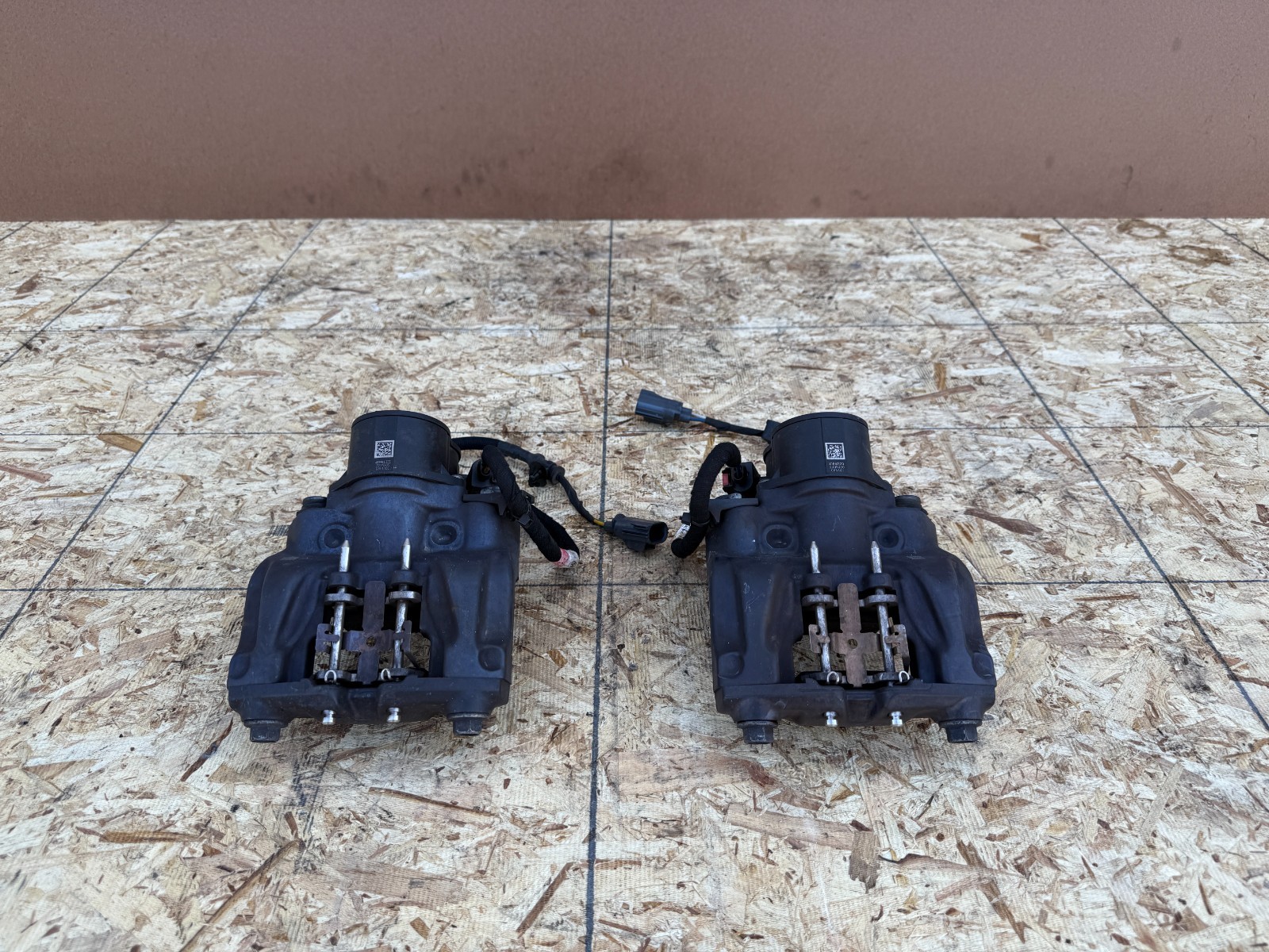 FORDMUSTANGGT2024-2026OEMREARLEFTRIGHTPARKINGBRAKECALIPERPAIR