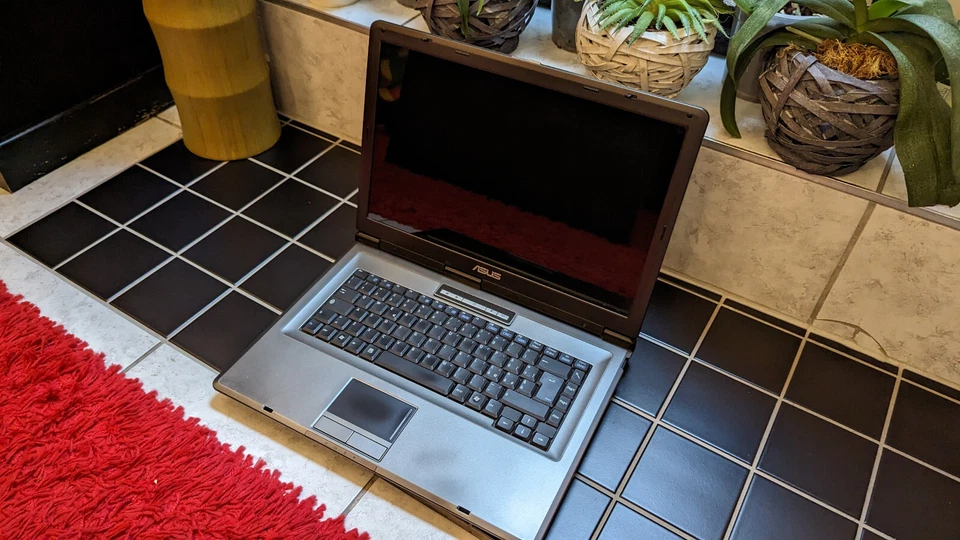 Asus X51RL 15,4" Notebook Laptop / Intel Core 2 Duo T5250 / 250GB HDD / 2GB RAM