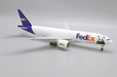 JC Wings Boeing 777-200F FedEx ''Panda Express'' N885FD 1:200 Modellflugzeug