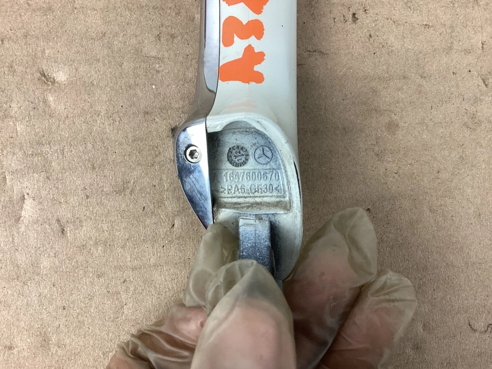 2007-2012 Mercedes-Benz GL450 GL550 Rear Right Side Exterior Door Handle OEM - Image 4 of 4