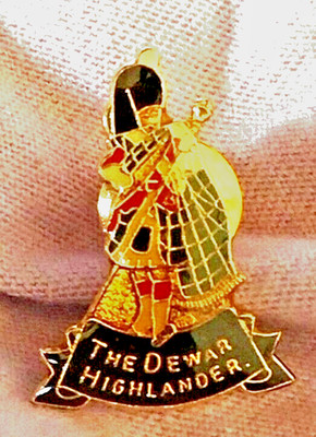 DEWARS SCOTCH WHISKEY 'Dewar Highlander' enamel lapel pin New VTG Scotland kilt