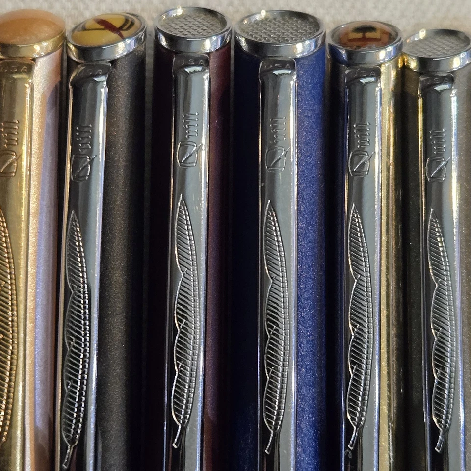 Lote de 9 canetas esferográficas e lápis mecânicos de pena torção - Imagem 3 de 4