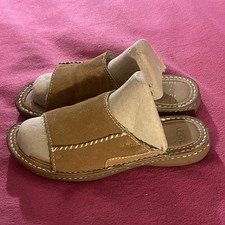 Womens Winter UGG Suede Shearling Tan Slippers Size 7. Excellent Condition