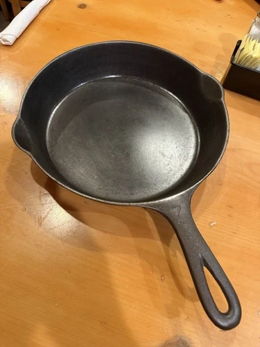 Griswold Small Block #7 Cast Iron Skillet w/ Early Handle. Circa 1940s *RARE*