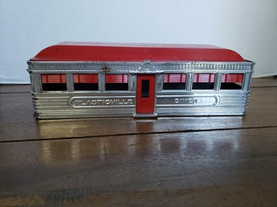 O/S SCALE, PLASTICVILLE DINER CHROME/RED/GRAY READ