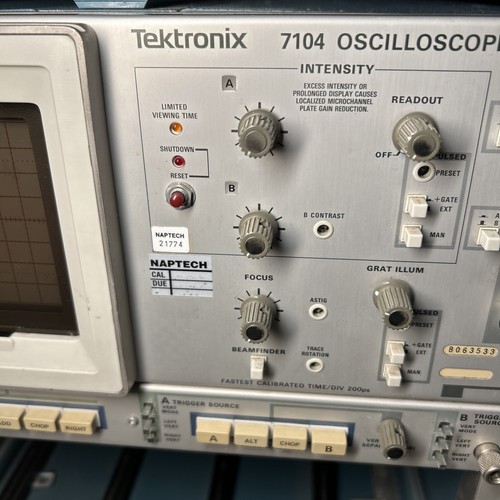 Tektronix 7104 Oscilloscope, No Plug Ins - Picture 6 of 15
