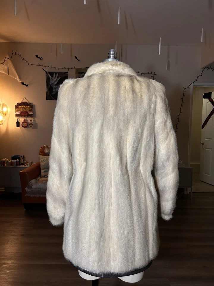 Abrigo de piel vintage Gartenhaus visón blanco crema con detalles grises talla pequeña Foto 3 de 4