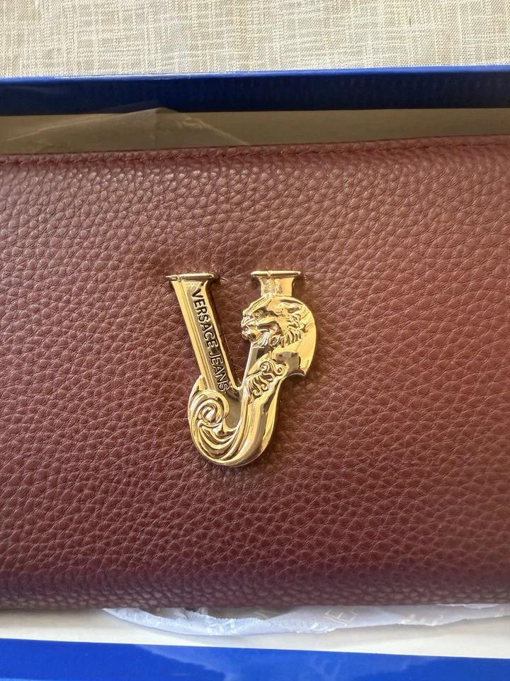 Cartera Versace Jeans Alta Costura Guijarro Imitación Cuero Dorado Medallón Grande Larga Foto 3 de 4