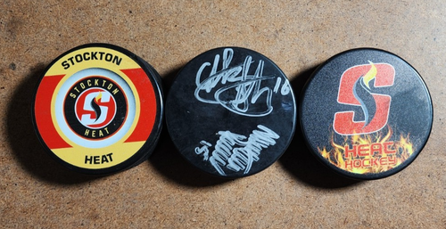 2er Set ECHL Stockton Thunder Hockey Pucks & 1 handsignierter / signed Hockey Puck - Bild 14 von 15