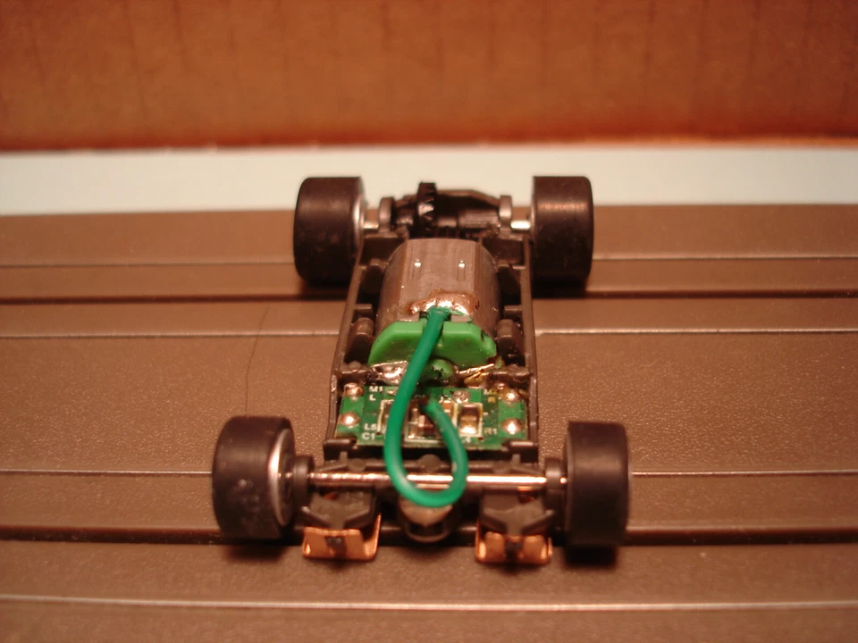 AFX RACING H.O. CHASIS ESTRECHO ESCALA MEGA G+ 1.5 CON LLANTAS CROMADAS 5 RADIOS NUEVO Foto 3 de 4