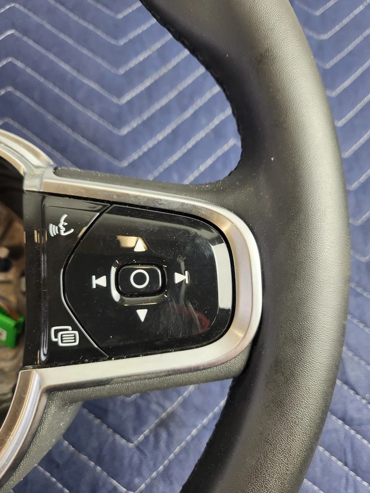 2024 VOLVO S60 Steering Wheel USED OEM - Image 3 of 4