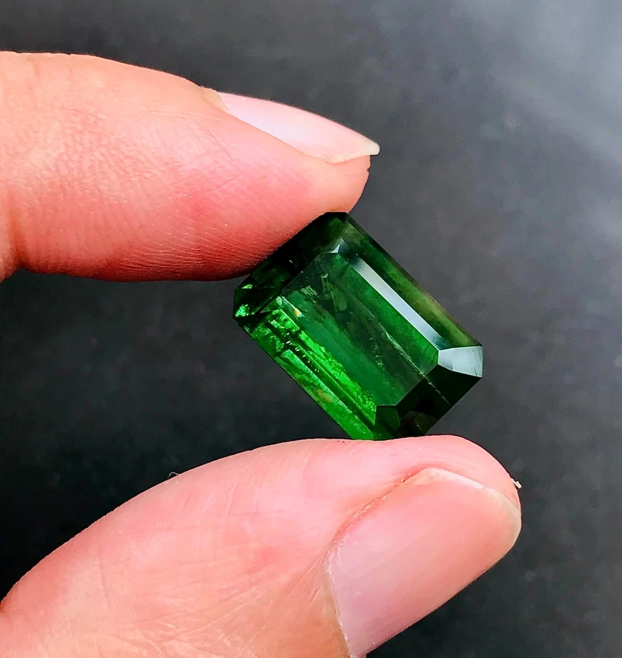 Turmalina verde natural de 15 quilates corte esmeralda de Afganistán Foto 2 de 4
