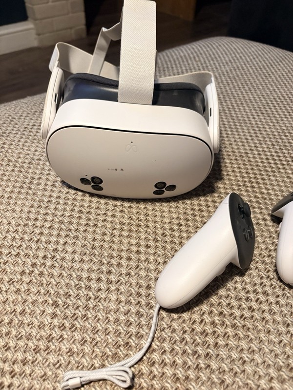 Meta Quest 3 Standalone VR Headset No Charger Great Condition No Box