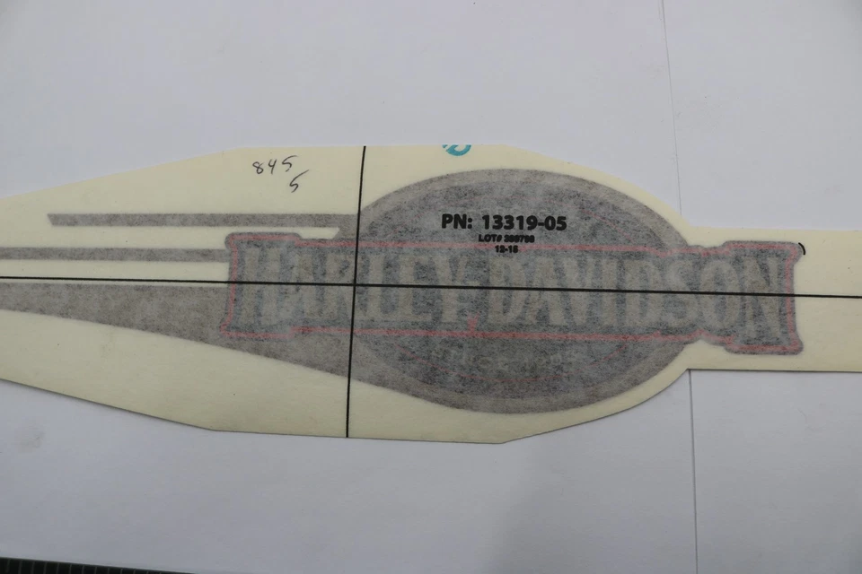 13319-05 NUEVO OEM 2005 HARLEY-DAVIDSON Heritage Softail calcomanía tanque de gasolina derecho Foto 2 de 2