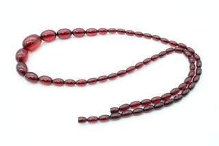 Collana in bachelite ciliegia chiusura nascosta graduata