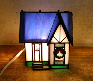 VINTAGE SMALL LIGHTED STAINED GLASS HOUSE WITH CHRISTMAS WREATH ON FRONT WINDOW