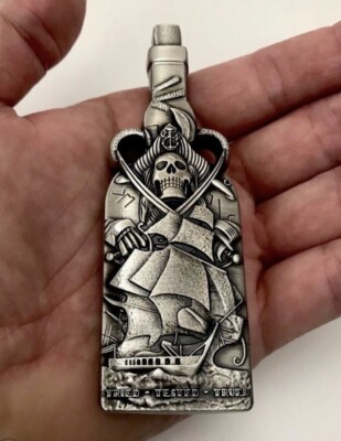ラスト一本です。 LEADERSHIP コニャック EXTRA 船型ボトル Kraken Rum Liquor Bottle CPO Chief Davey Jones Skull Squid