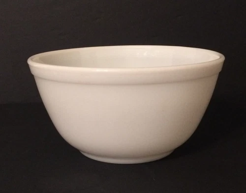 Pyrex 1 1/2 Quart White Round Mixing Bowl
