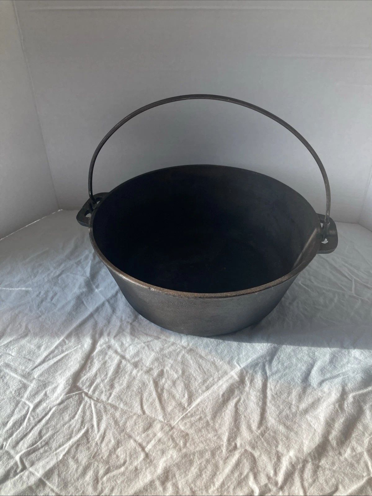 VINTAGE Cast Iron Dutch Oven Cooking Pot Made in Taiwan 10 1/2 Inches