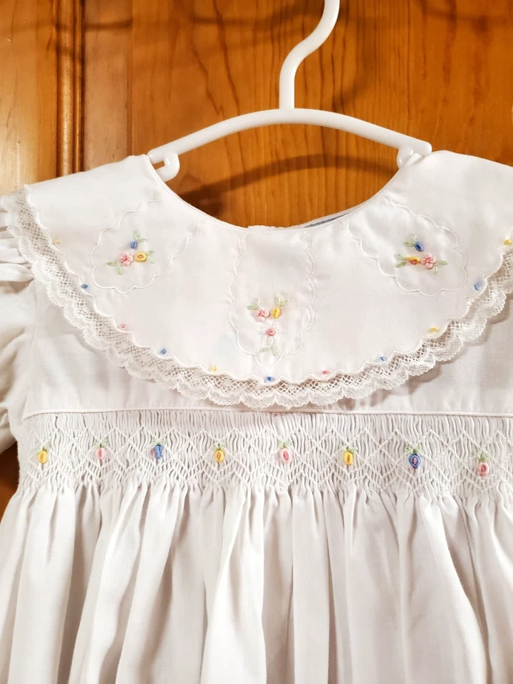 Mameluco bordado calado 24M de colección Carriage Boutiques de Fried Knit Creations Foto 3 de 4