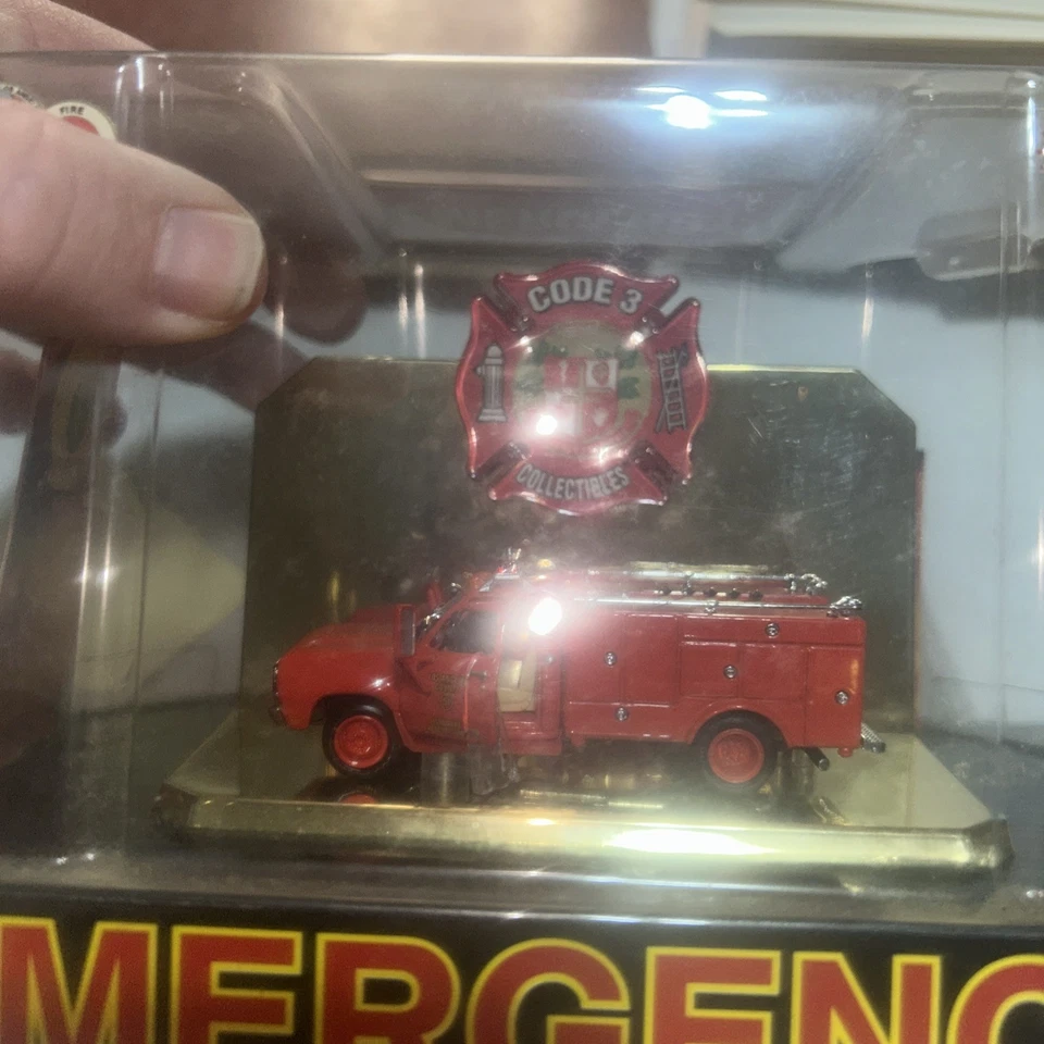 CODE 3 COLLECTIBLES 1:64 EMERGENCY LOS ANGELES 51 RESCUE SQUAD MIB 2001 Original - Image 2 of 4