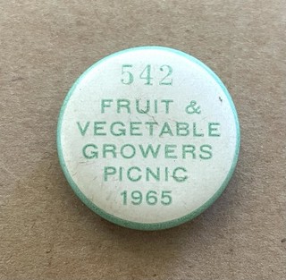 VINTAGE BUTTON BADGE FRUIT & VEGETABLE GROWERS PICNIC 1965 #542