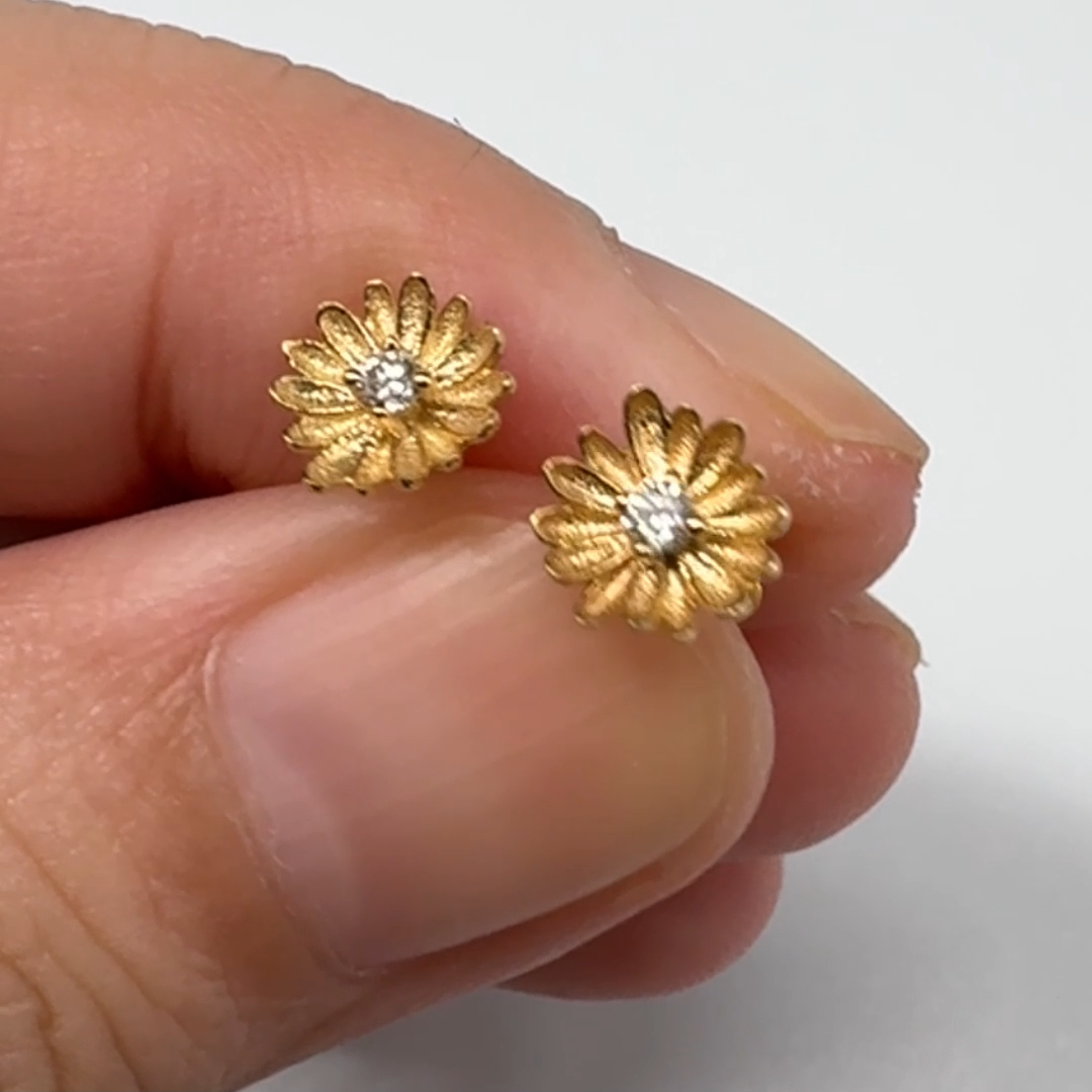 Small Diamond Marguerites Flower Stud Earrings 18K Yellow Gold