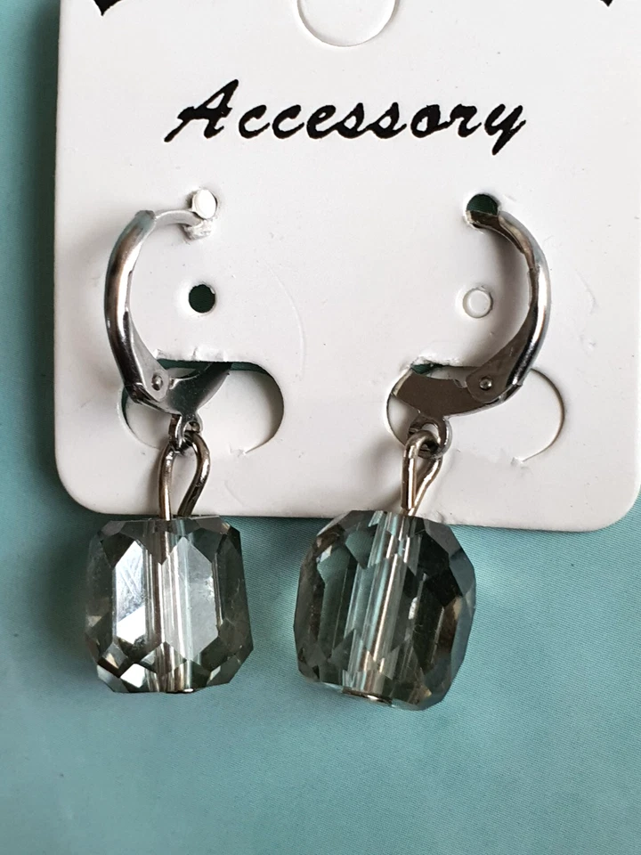 Huggie, Creolen mit Perlenanhänger, Handarbeit, jedes Paar ein Unikat - Bild 4 von 4