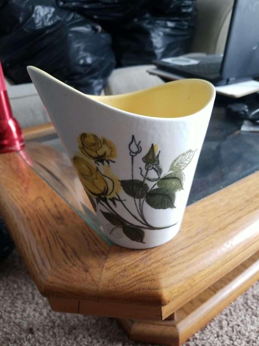 Arabia Pottery Hilkka Liisa Ahola HLA/LP Yellow Roses 6.25