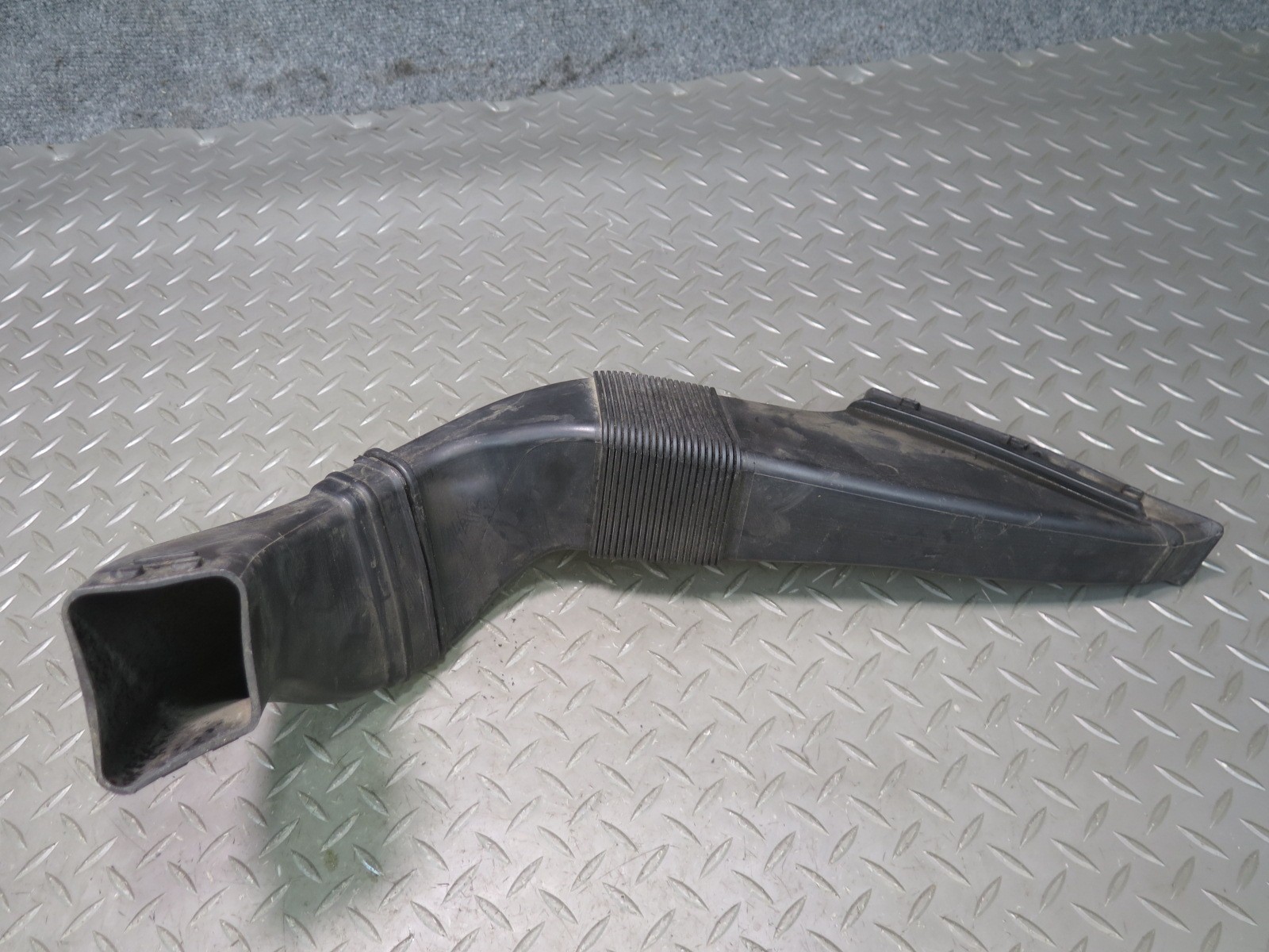 2006-2012 BENTLEY FLYING SPUR LEFT & RIGHT SIDE AIR INTAKE HOSE PIPE SET