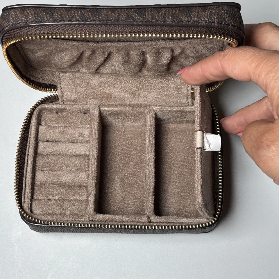 Michael Kors MK Estuche Joyero Pequeño Grabado Pequeño Caja de Viaje Dorado y Marrón Nuevo Foto 4 de 4