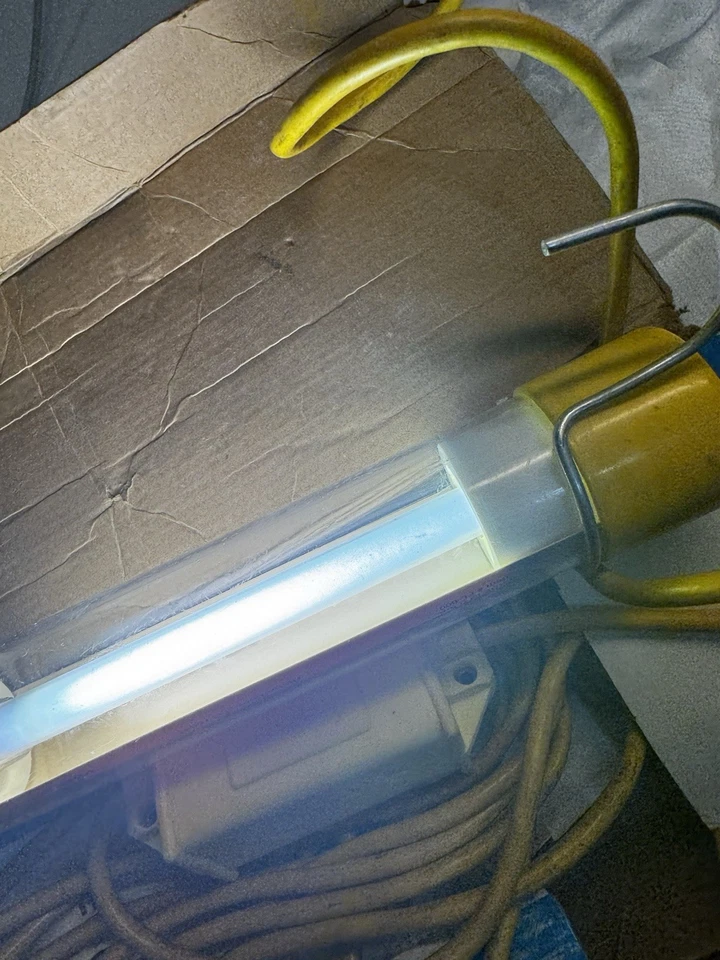 BAYCO -- FLUORESCENT WORK LIGHT (without bulb) -- FL-600 -- 20 FT 18/2 CORD - Image 2 of 4