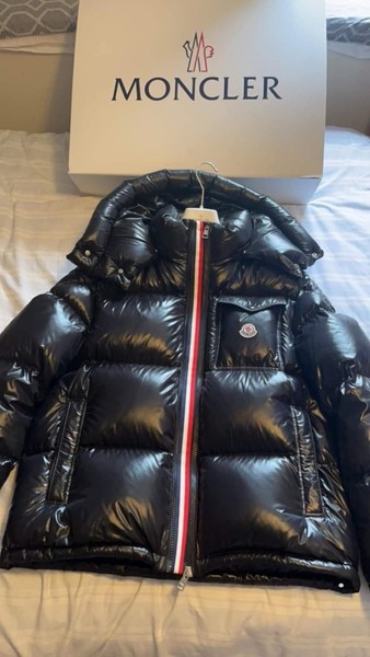 Moncler Men’s Black Hooded Puffer Jacket Nylon Shell Logo Zip Size M