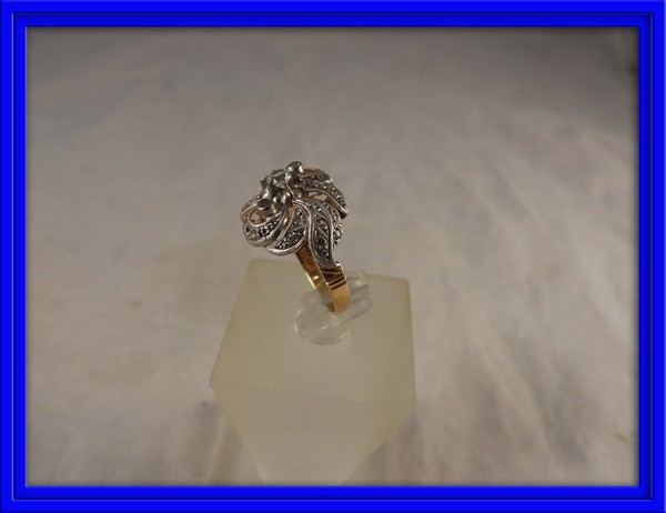 PRECIOSO ANILLO DE ORO DE 18 KT CON VISTAS DE PLATINO CON ZAFIROS BLANCOS