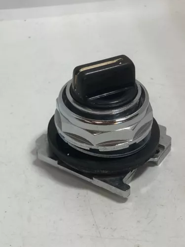 CUTLER HAMMER 10250T1311 SELECTOR SWITCH OPERATOR 2 POSITION MAINT. CAM 1