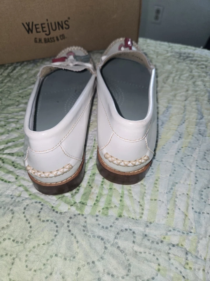 Mocasines clásicos Bass Weejuns talla 7 charol blanco preppy borla pastel defecto Foto 2 de 4
