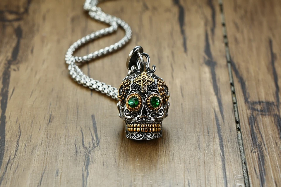 Collar colgante con cabeza de fantasma de acero de titanio para hombre con calavera de ojo verde - Elegante  Foto 3 de 4