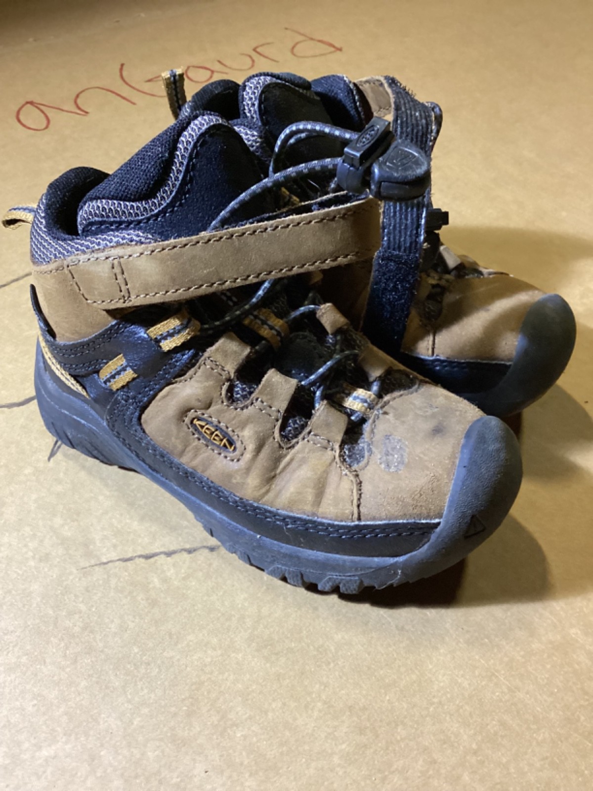 Stivali da trekking Keen Mid Brown impermeabili bambino taglia 9 in ottime condizioni