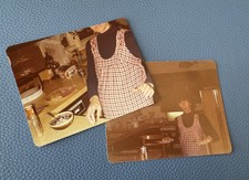 2 vestidos de maternidad retro vintage años 70 foto a color mujer embarazada en cocina