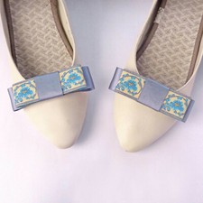 Schuhclips Schleife Satin und Stickereien blau grau und beige Retro Hochzeit
