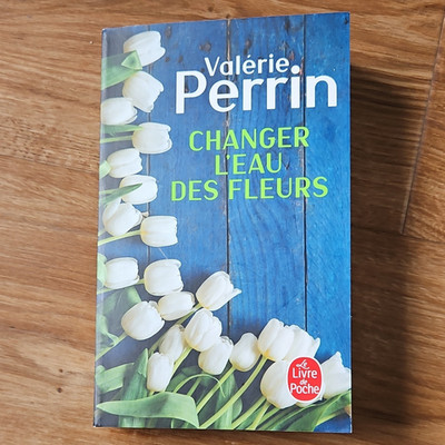 Le Livre de Poche Valérie Perrin Changer l'eau des fleurs TB 665 S.