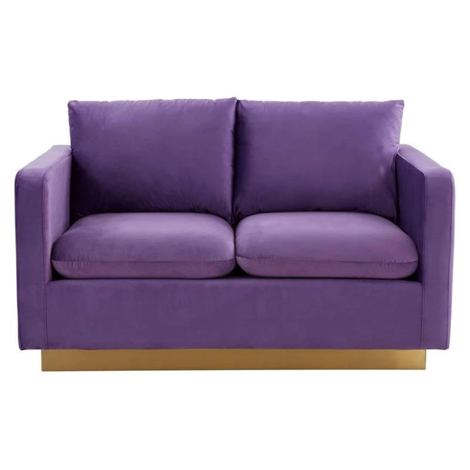 Sofá loveseat moderno de terciopelo LeisureMod Nervo con base dorada en púrpura Foto 3 de 4