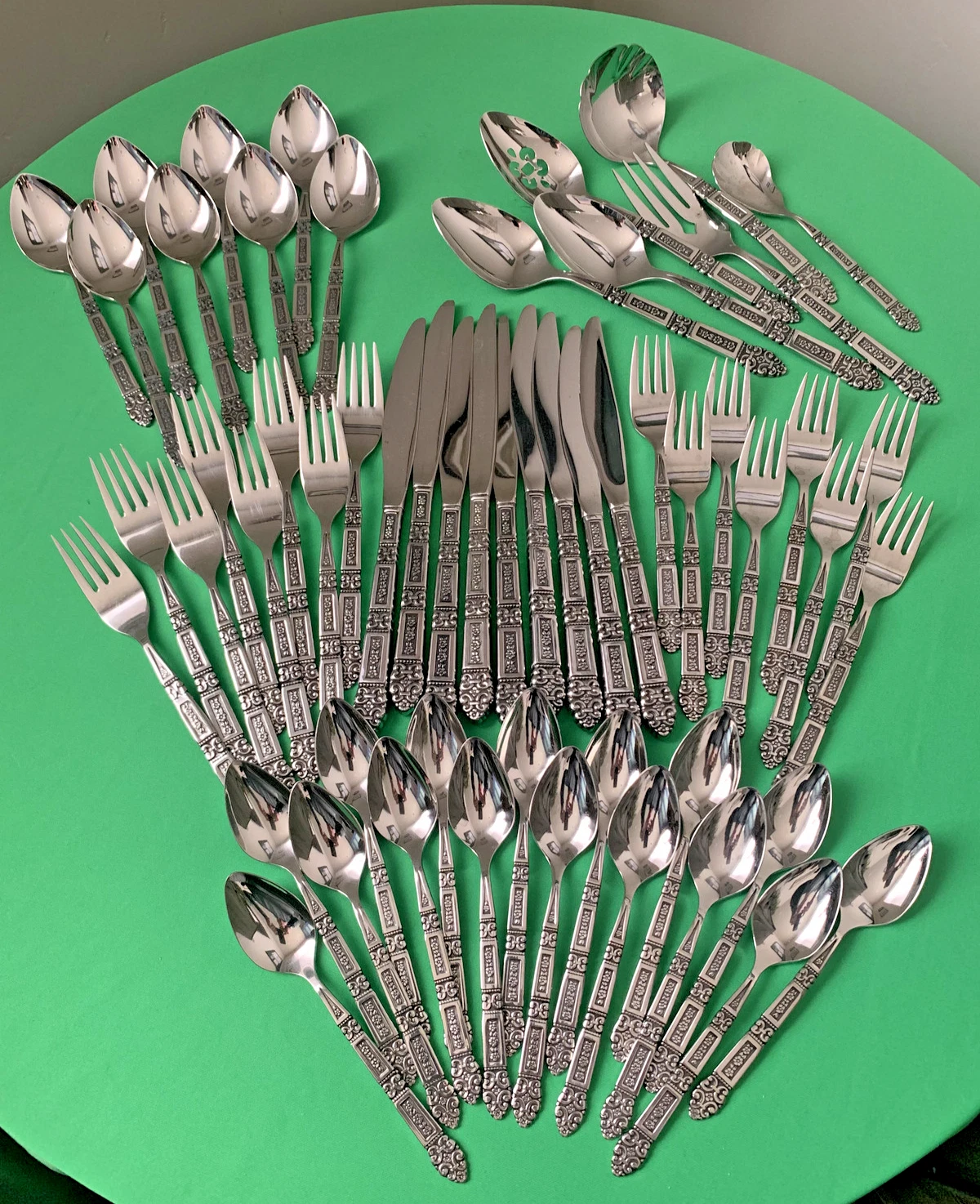 Oneida CORONATION black accent Stainless Flatware Set of 54 Pieces Exc. cond
Opens in a new window o