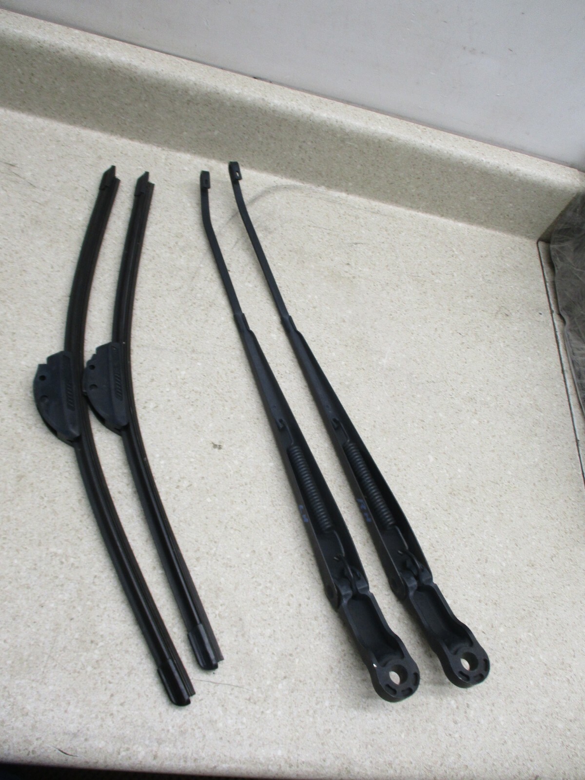 98 to 02 Lincoln Navigator Front Left & Right Wiper Arms & Bosch Blades